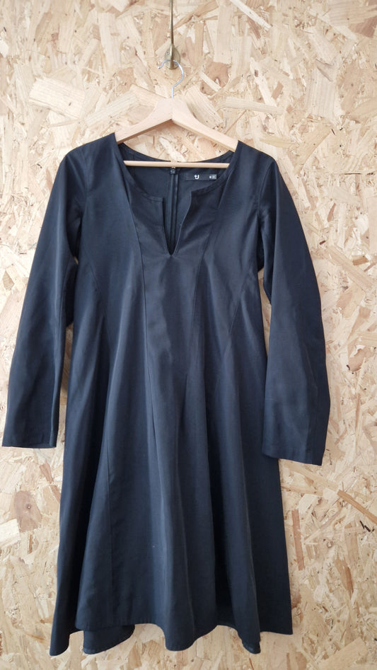 Preloved J+ Uniqlo Long Sleeve Split Neckline Dress Size Medium